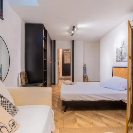 Detente Avec Jacuzzi Et Piscine